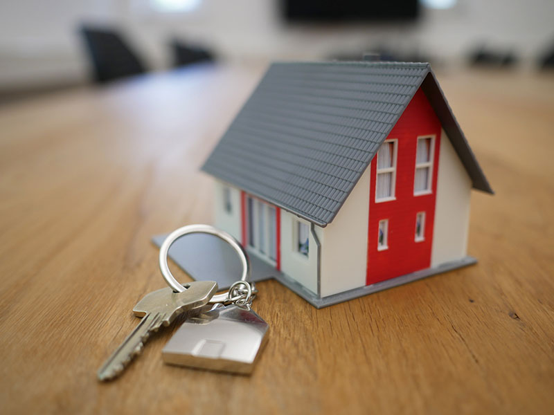 Ein Schlüssel neben einem Miniatur-Haus
